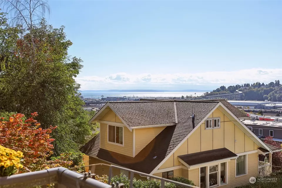 View/Area - 2253 Gilman Dr W #409, Seattle, WA 98119 photo 3 of 5