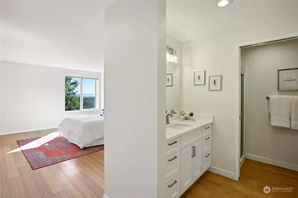 Bath - 2253 Gilman Dr W #409, Seattle, WA 98119 photo 2 of 3