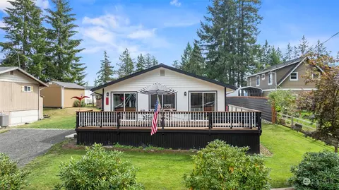 221 E Treasure Island Dr, Allyn, WA 98524