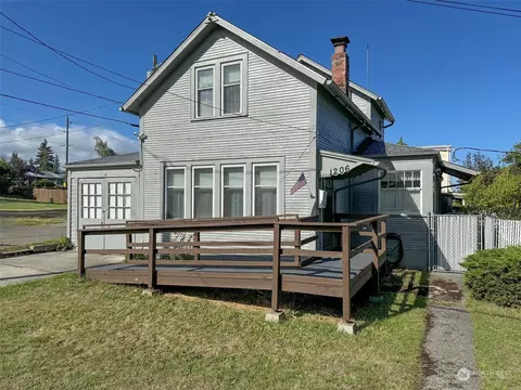 1206 S Peabody St, Port Angeles, WA 98362