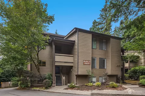 19123 Ballinger Way NE #201, Lake Forest Park, WA 98155