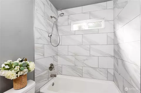 Bath - 2318 Highland Ave, Everett, WA 98201 photo 2 of 2