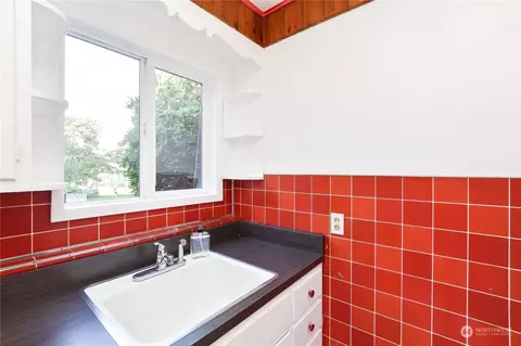Kitchen - 2318 Highland Ave, Everett, WA 98201 photo 4 of 4