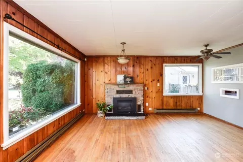 Living - 2318 Highland Ave, Everett, WA 98201 photo 2 of 3