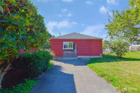 Exterior - 2318 Highland Ave, Everett, WA 98201 photo 3 of 5