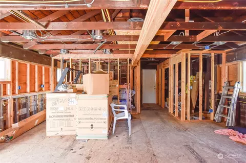 Entry Way - 2318 Highland Ave, Everett, WA 98201 photo 1 of 1