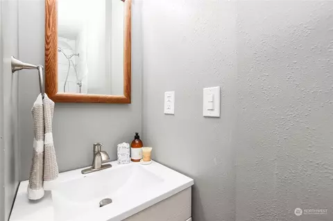 Bath - 2318 Highland Ave, Everett, WA 98201 photo 1 of 2