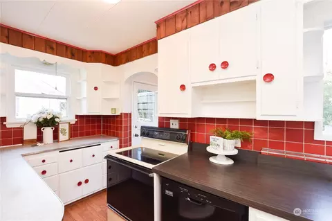 Kitchen - 2318 Highland Ave, Everett, WA 98201 photo 2 of 4