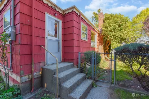 Exterior - 2318 Highland Ave, Everett, WA 98201 photo 4 of 5