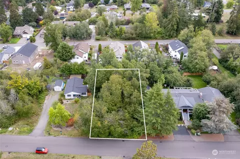 715 1st St, Steilacoom, WA 98388