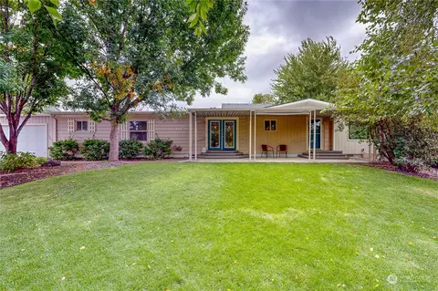 1056 SE Dove Ln, College Place, WA 99324