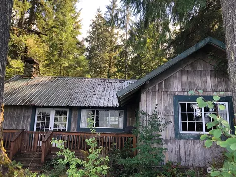 7 Lake Ln, Quinault, WA 98575