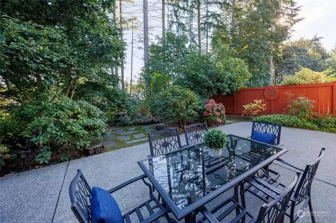 Exterior - 22542 5th Pl W, Bothell, WA 98021 photo 4 of 11