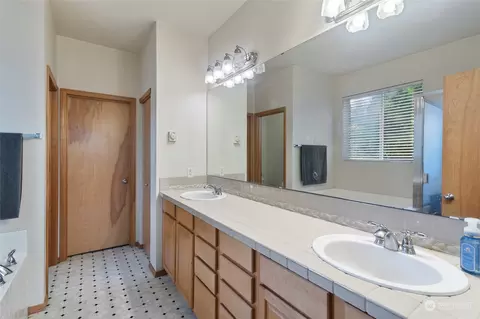 Bath - 805 Williams St NW, Orting, WA 98360 photo 2 of 4