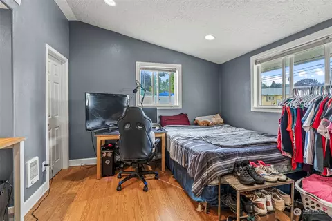 Bedroom - 971 20th Ave, Longview, WA 98632 photo 3 of 3