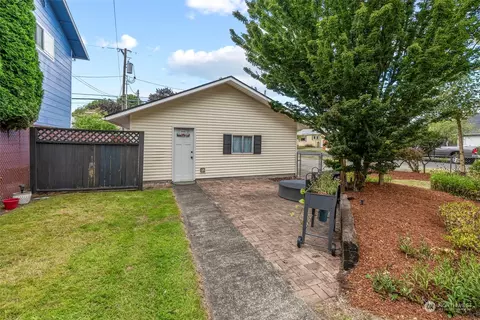 Exterior - 971 20th Ave, Longview, WA 98632 photo 3 of 8