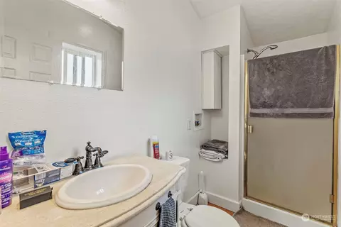 Bath - 971 20th Ave, Longview, WA 98632 photo 2 of 2