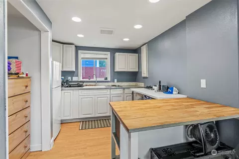 Kitchen - 971 20th Ave, Longview, WA 98632 photo 4 of 4