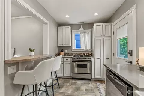 Kitchen - 971 20th Ave, Longview, WA 98632 photo 1 of 4
