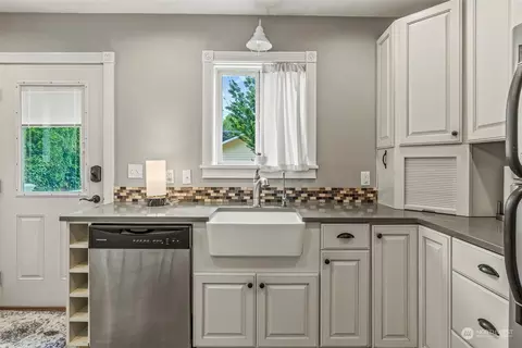 Kitchen - 971 20th Ave, Longview, WA 98632 photo 2 of 4