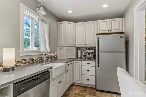 Kitchen - 971 20th Ave, Longview, WA 98632 photo 3 of 4