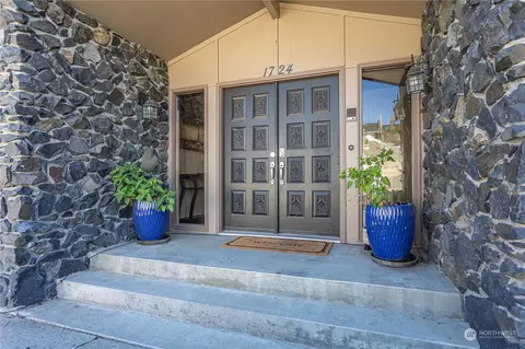 1724 10th Pl NE, East Wenatchee, WA 98802