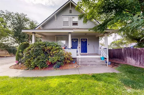 25 SW 5th St, College Place, WA 99324