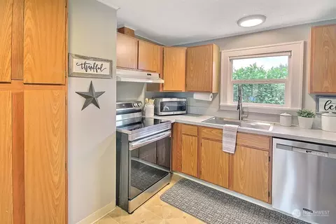 Kitchen - 1959 Division St, Enumclaw, WA 98022 photo 5 of 5