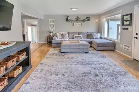 Living - 1959 Division St, Enumclaw, WA 98022 photo 2 of 2