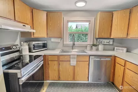 Kitchen - 1959 Division St, Enumclaw, WA 98022 photo 3 of 5