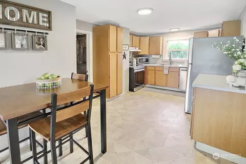 Kitchen - 1959 Division St, Enumclaw, WA 98022 photo 2 of 5