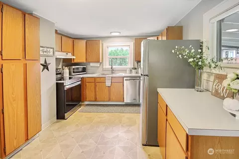 Kitchen - 1959 Division St, Enumclaw, WA 98022 photo 1 of 5