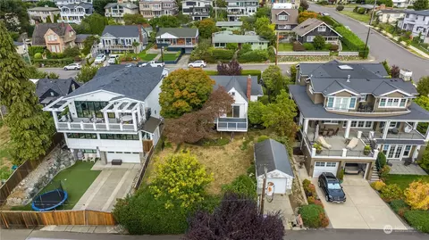 411 10th Ave W, Kirkland, WA 98033