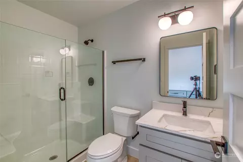 Bath - 231 Madrona St #2, Eastsound, WA 98245 photo 2 of 4