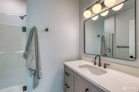 Bath - 231 Madrona St #2, Eastsound, WA 98245 photo 4 of 4