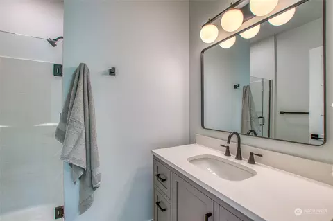 Bath - 231 Madrona St #5, Eastsound, WA 98245 photo 4 of 4