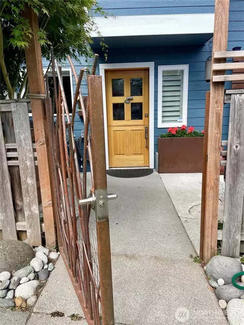 130 5th St #A101, Langley, WA 98260