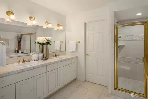 Bath - 1101 E Lynn St, Seattle, WA 98102 photo 3 of 6
