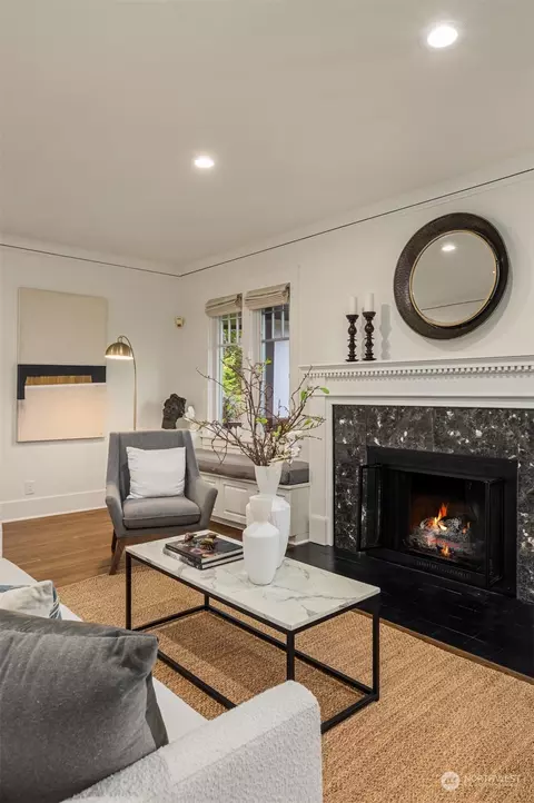 Living - 1101 E Lynn St, Seattle, WA 98102 photo 3 of 4