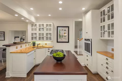 Kitchen - 1101 E Lynn St, Seattle, WA 98102 photo 3 of 4