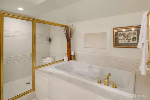 Bath - 1101 E Lynn St, Seattle, WA 98102 photo 4 of 6