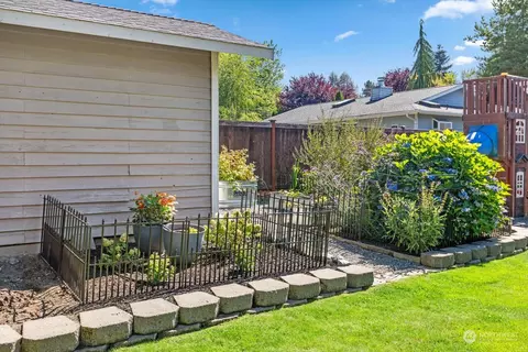 Exterior - 5017 120th Pl SE, Everett, WA 98208 photo 15 of 16