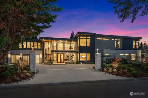 9041 NE 28th St, Clyde Hill, WA 98004