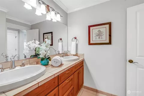 Bath - 803 9th Ave S, Edmonds, WA 98020 photo 4 of 5