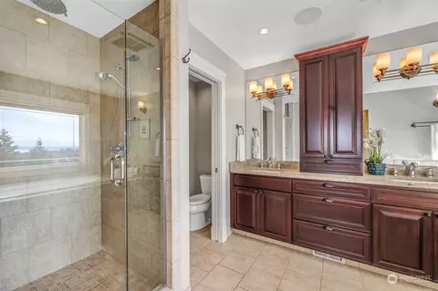 Bath - 803 9th Ave S, Edmonds, WA 98020 photo 2 of 5