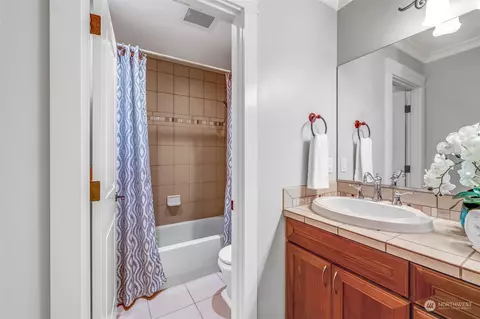 Bath - 803 9th Ave S, Edmonds, WA 98020 photo 5 of 5