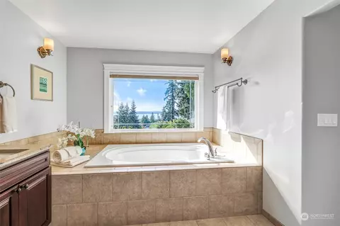 Bath - 803 9th Ave S, Edmonds, WA 98020 photo 3 of 5