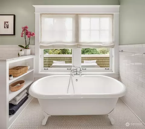 Bath - 185 34th Ave E, Seattle, WA 98112 photo 3 of 5