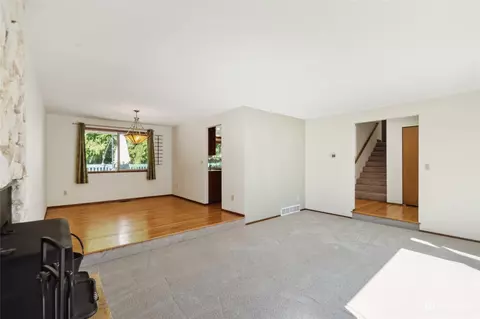 Living - 3113 108th Pl SE, Everett, WA 98208 photo 2 of 5