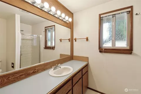 Bath - 3113 108th Pl SE, Everett, WA 98208 photo 2 of 3